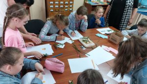 Дружнє асорті «Дерево міцне корінням, а людина – дружбою» («Бібліотека під відкритим небом – 2025» в рамках мистецького проєкту «Рівне. Літо. Музика – 2025»)
