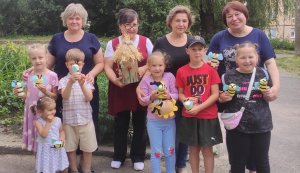 Читацький вулик «Гостини у тітоньки Бджоли» («Бібліотека під відкритим небом – 2025» в рамках мистецького проєкту «Рівне. Літо. Музика – 2025»)